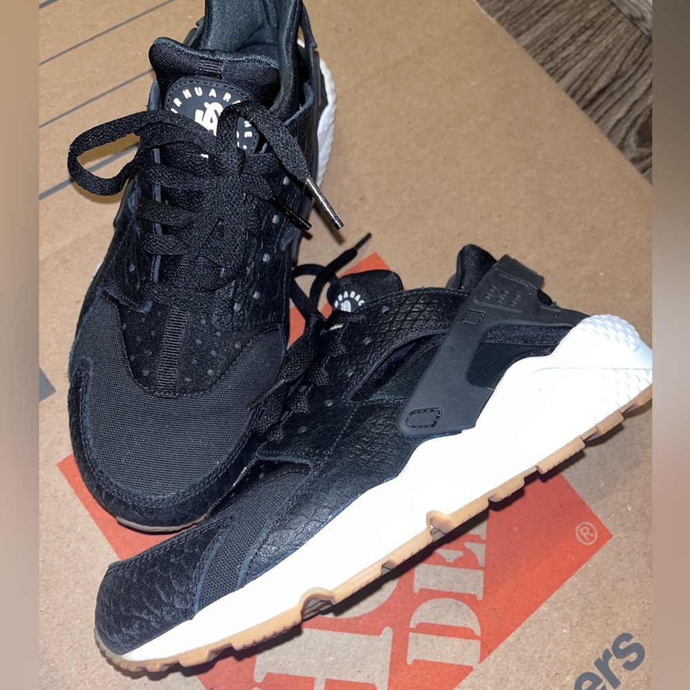 Womens Nike Air Run Huarache (black white)